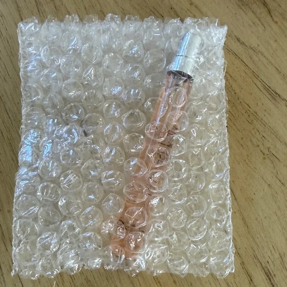 Lancome La Vie Est Belle Eau de Parfum - Soft Pink. Travel Size 10ml - Picture 2 of 3